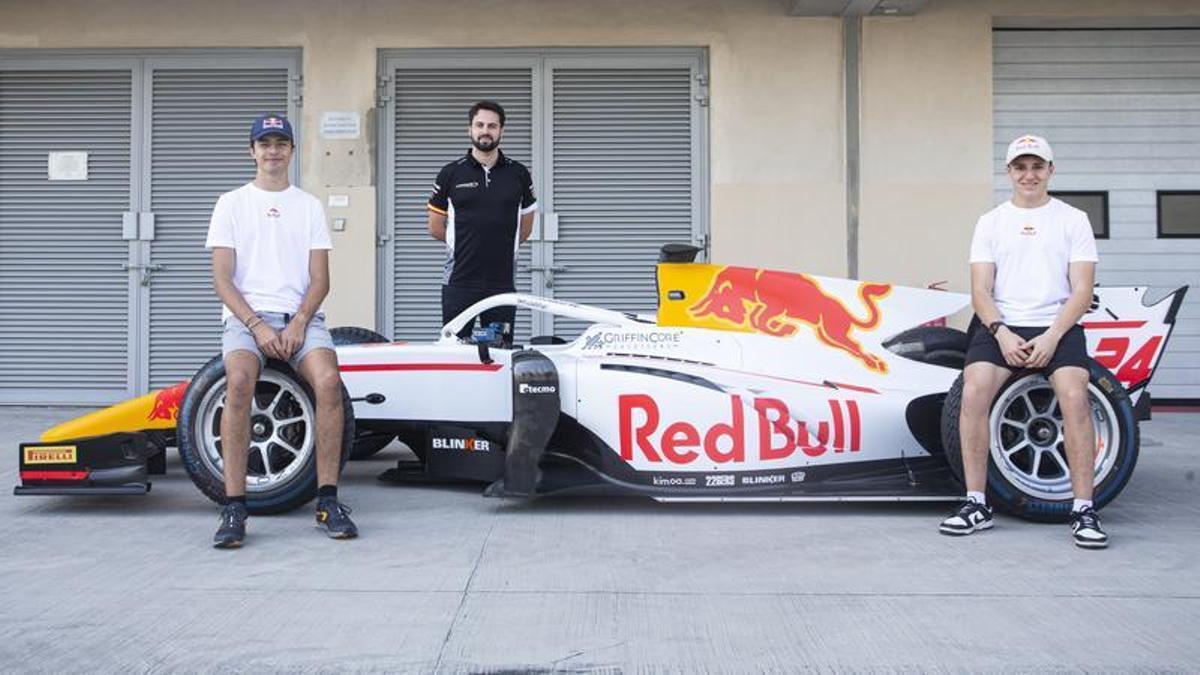 Adrián Campos con sus pilotos y la nueva imagen de los coches del Campos Racing para la Fórmula 2 FIA