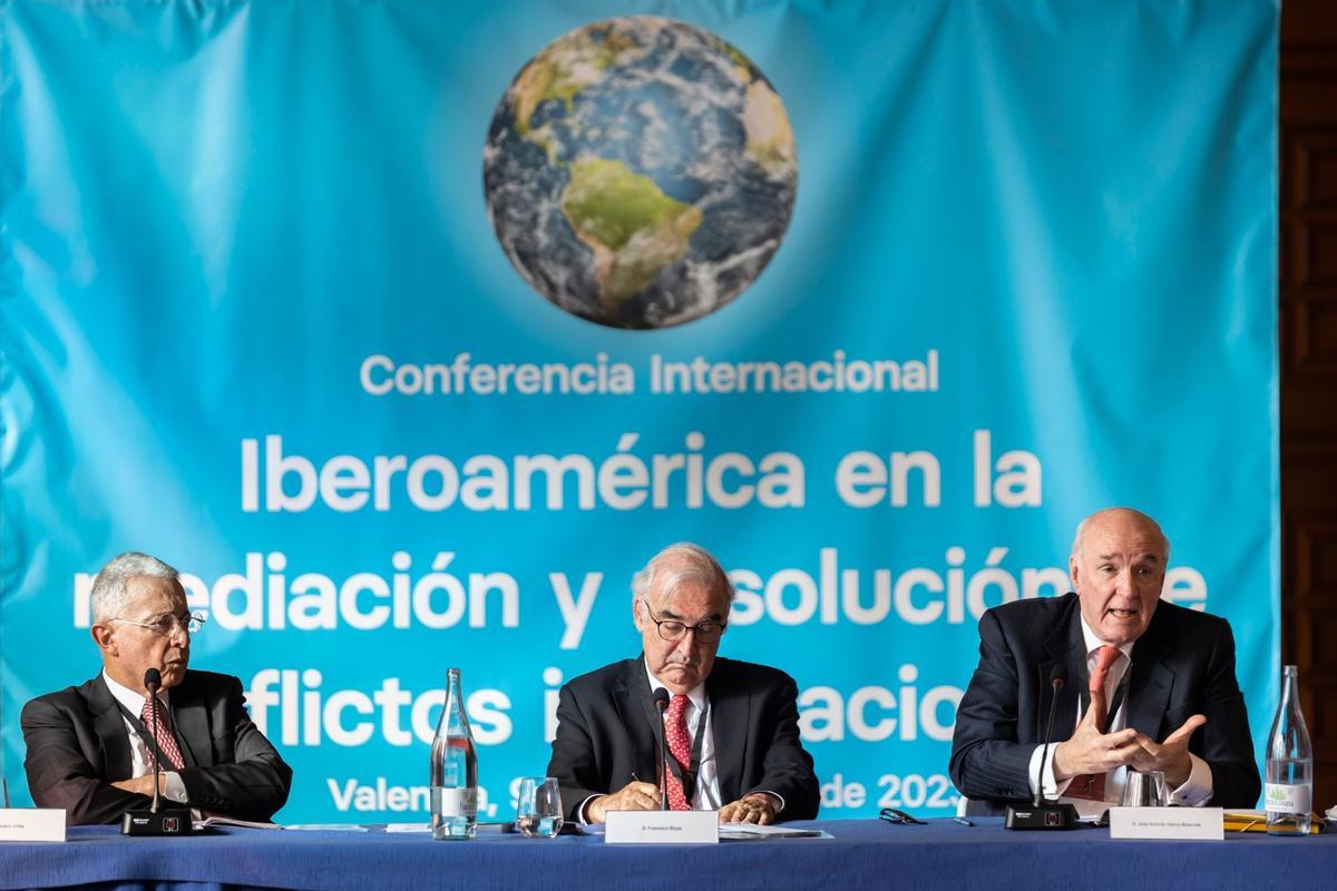 El expresidente colombiano Álvaro Uribe, el director de la Universidad para la Paz Francisco Rojas, y el ex ministro de exteriores de Perú José Antonio García Belaúnde