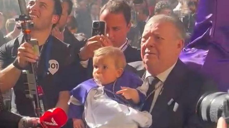 Vídeo | Emotiva salida de la Virgen de la Victoria por el capataz Manuel Villanueva con su nieto