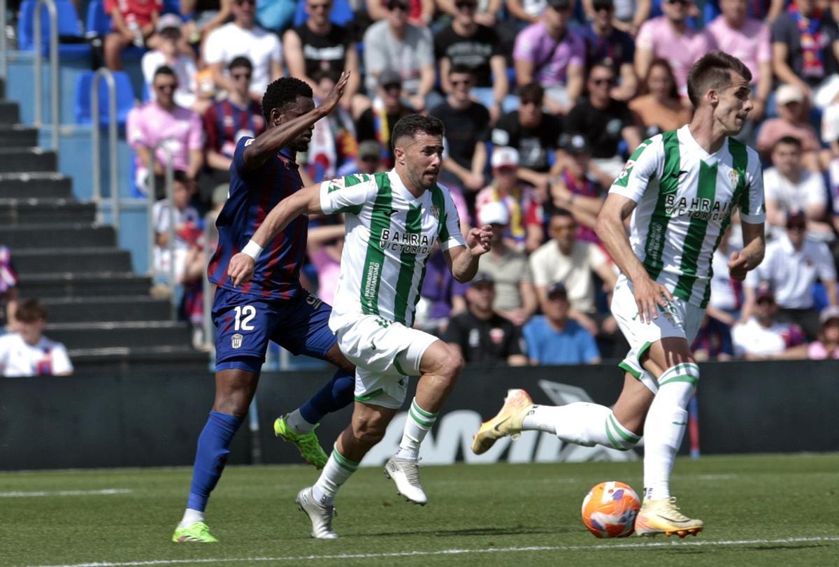 Jacobo González conduce el esférico durante el choque ante el Eldense.