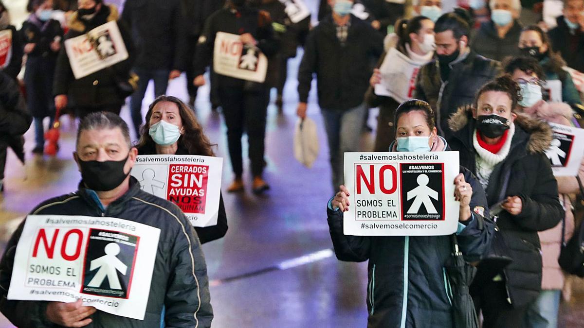 Participantes en la manifestación de ayer para exigir políticas de apoyo para el comercio y la hostelería. |   // FOTOS. J. LORES