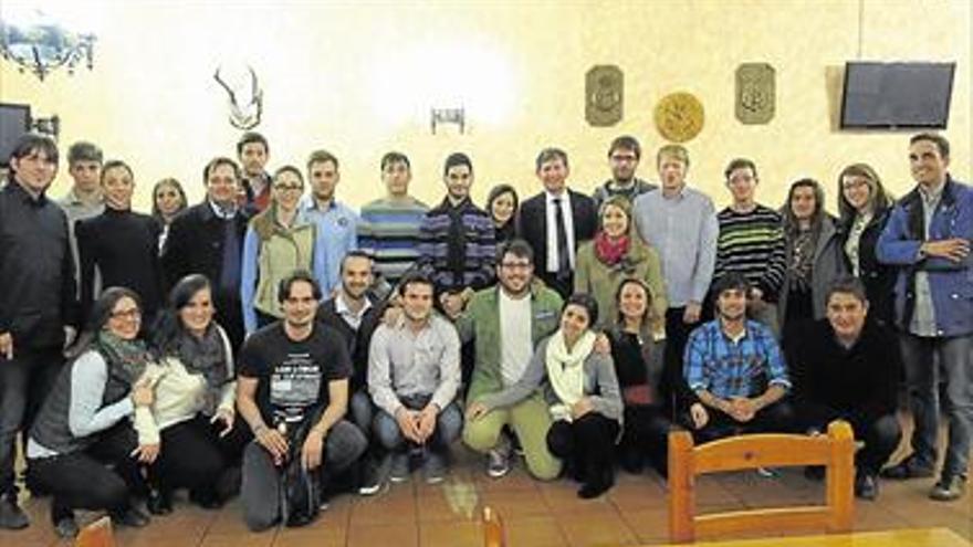 Bataller inicia la campaña ‘Cañas con el alcalde’ reuniéndose con un grupo de jóvenes de Castellón