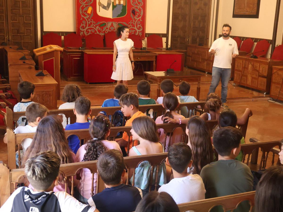Medio centenar de escolares del programa "Conciliamos" conocen el funcionamiento del Ayuntamiento de Zamora
