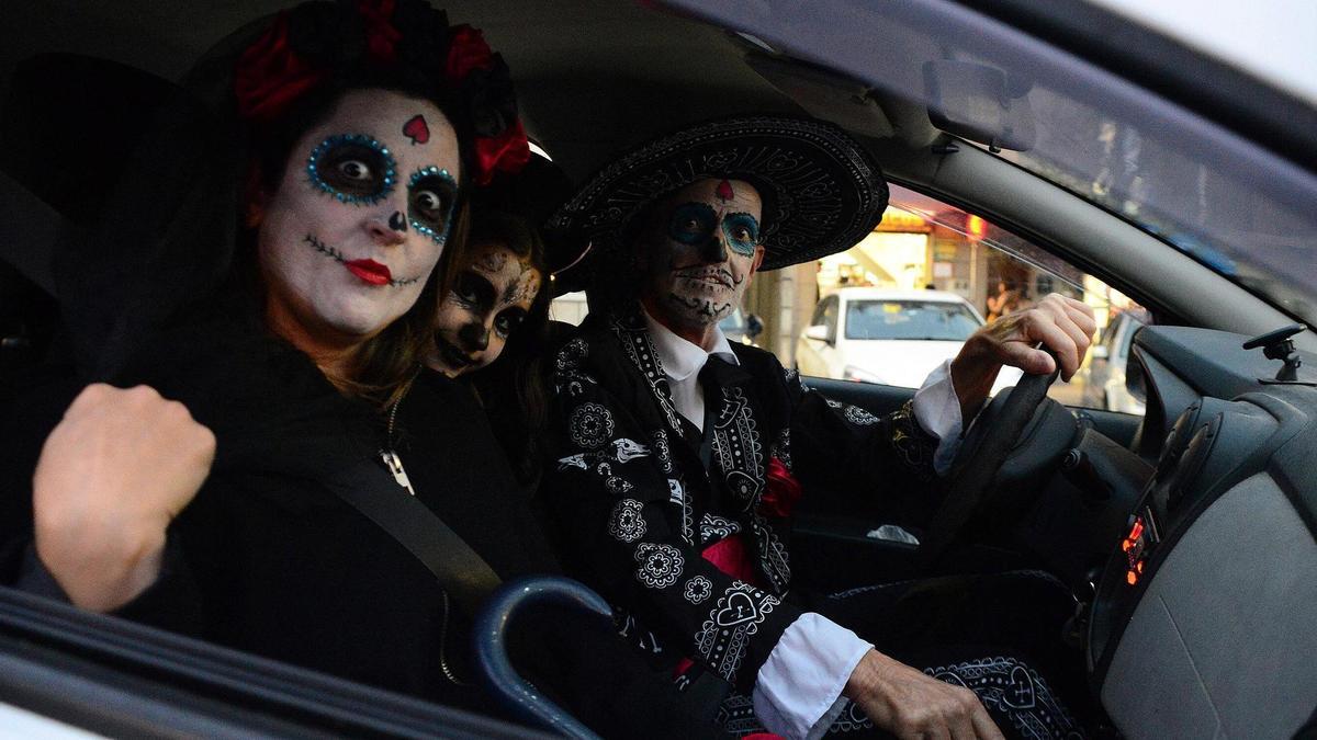 Galicia exporta su Halloween desde Ponteareas y una trabajadora resalta: «Esperamos llegar a los 8.000 pedidos diarios; el 40% va para el extranjero»
