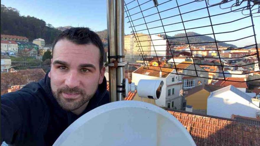 El paso del “bólido” por el cielo de Cangas que captó Juan Antonio Fernández desde su casa en el casco historico.