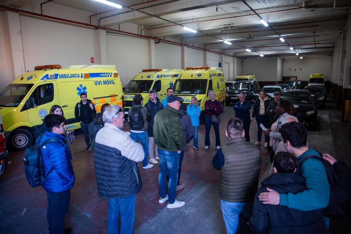 Organitzar-se dins la nau de Pirelli on hi havia els vehicles, abans de marxar