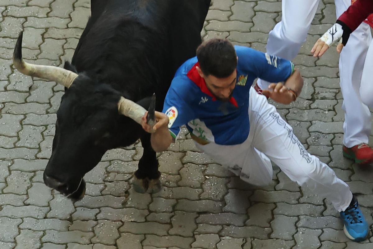 Los toros de Fuente Ymbro protagonizan un rápido y masificado primer encierro.