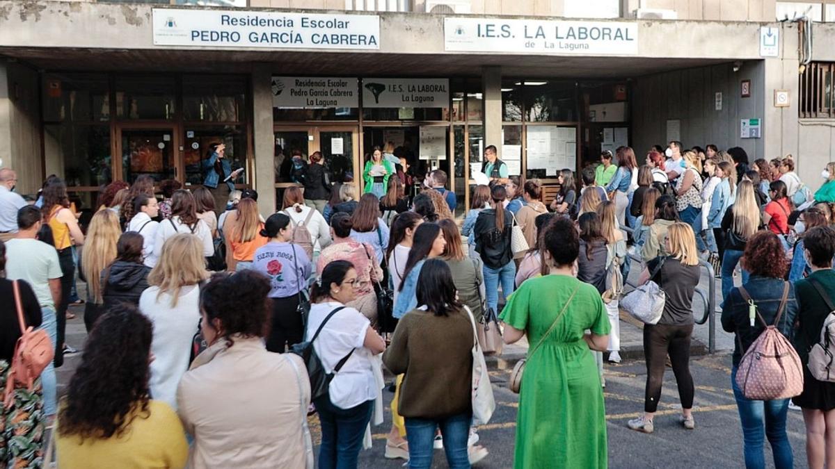 El exterior del IES La Laboral, a primera hora de la mañana de ayer. | | MARÍA PISACA