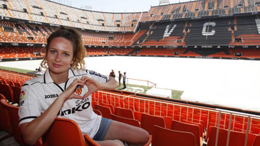 Justyna posa ayer en la Tribuna de Mestalla