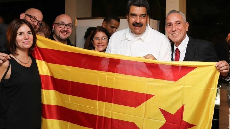 Nicolás Maduro posta sosteniendo una bandera estelada.