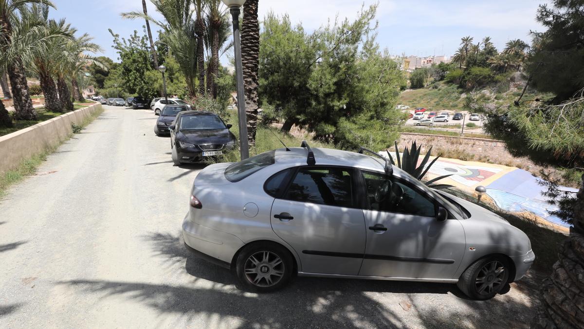 Hay tramos donde aparcan los coches donde no hay ninguna valla de protección desde la ladera del río Vinalopó