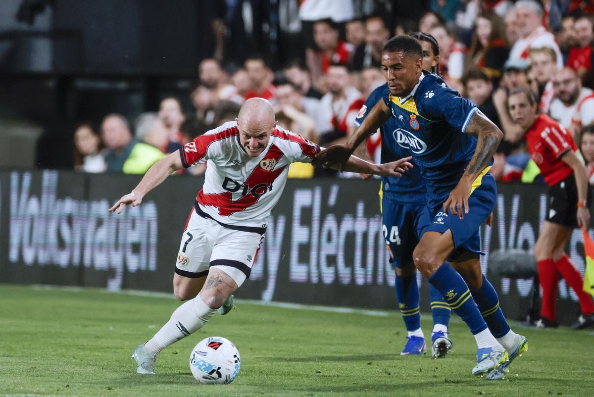 MADRID, 23/04/2026.- El centrocampista del Rayo Isi Palazón (i) controla el balón ante dos rivales durante el partido de la jornada 33 de LaLiga de fútbol que Rayo Vallecano y RCD Espanyol disputan este jueves en el estadio de Vallecas, en Madrid. EFE/Zipi
