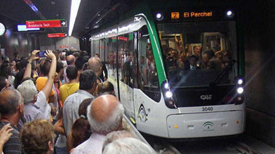 Malagueños en el  andén de la estación El Perchel para ver la llegada del primer metro