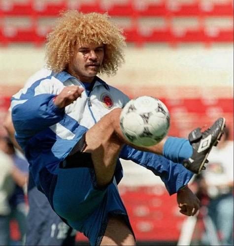 El mítico futbolista colombiano Carlos Valderrama puso de moda la larga y voluminosa melenza rizada.