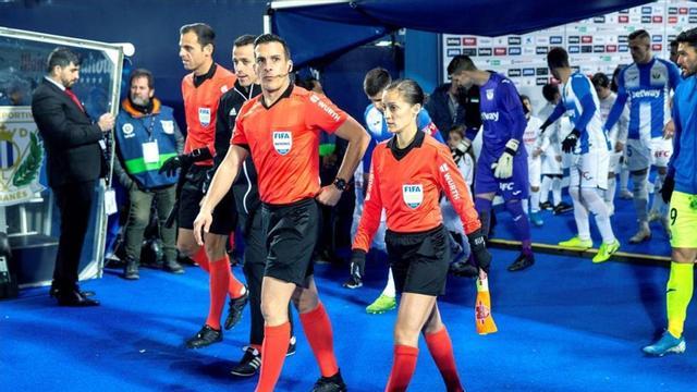 Xavier Estrada Fernández con sus asistentes antes del Leganés - Getafe