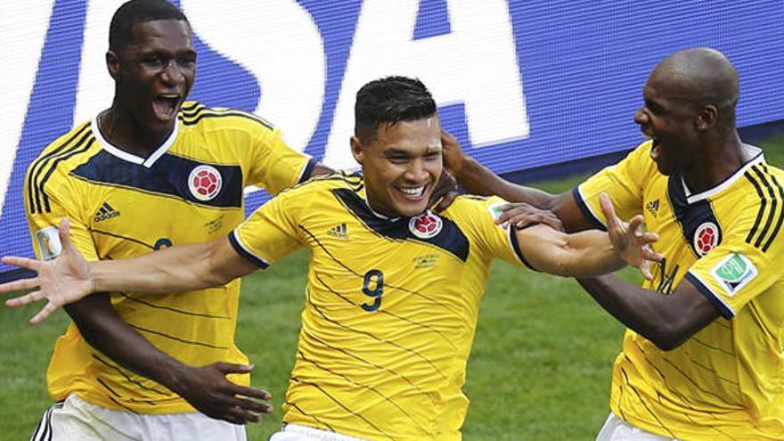 Los jugadores colombianos celebran uno de los goles