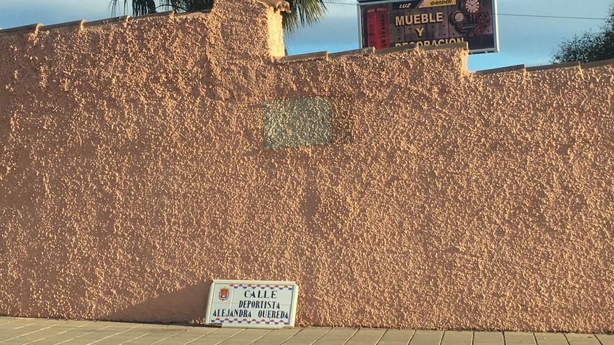 La placa de la calle Deportista Alejandra Quereda será repuesta tras haber sido arrancada en un acto vandálico