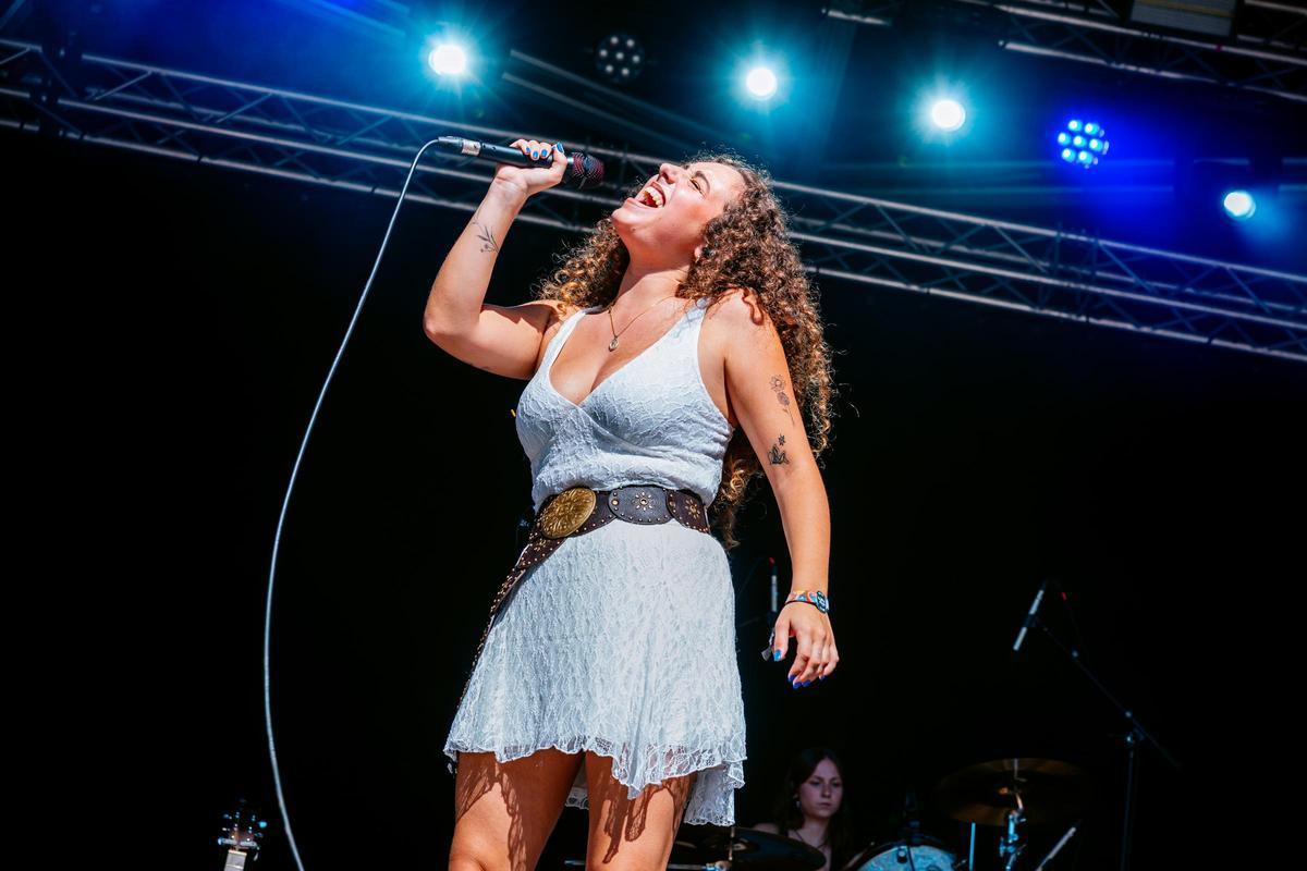La cantante Alizza durante su actuación en el SonRías Baixas de Bueu.