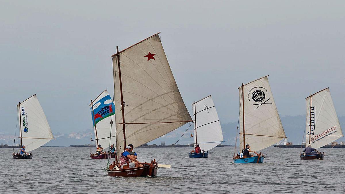 La “Volta á Arousa”, celebrada ayer en A Illa para abrir oficialmente la temporada de dornas.