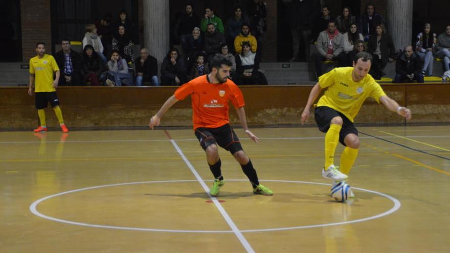 Víctor i Juan, en una jugada del derbi