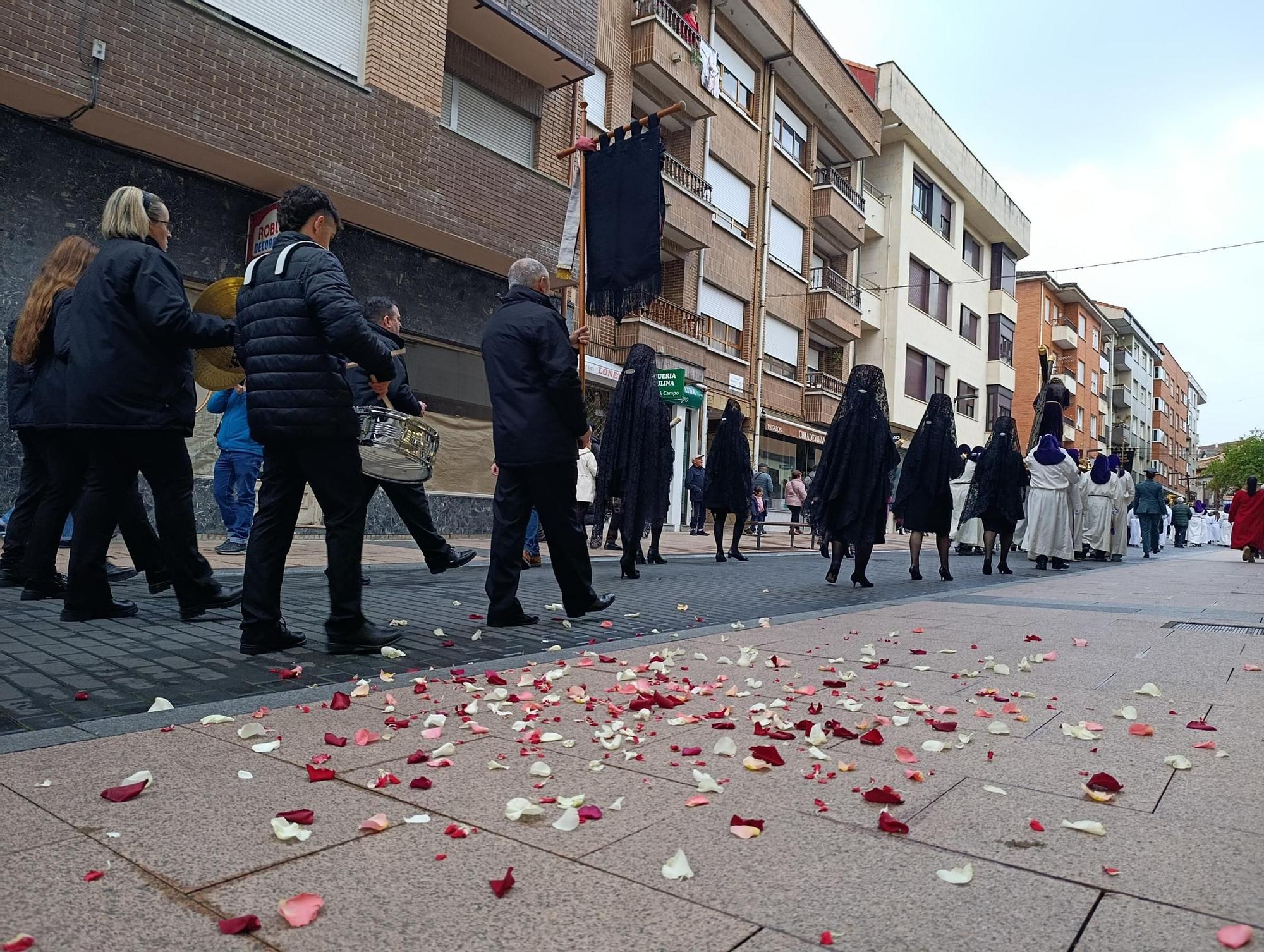 El Nazareno y la Virgen Dolorosa emocionan en Grado