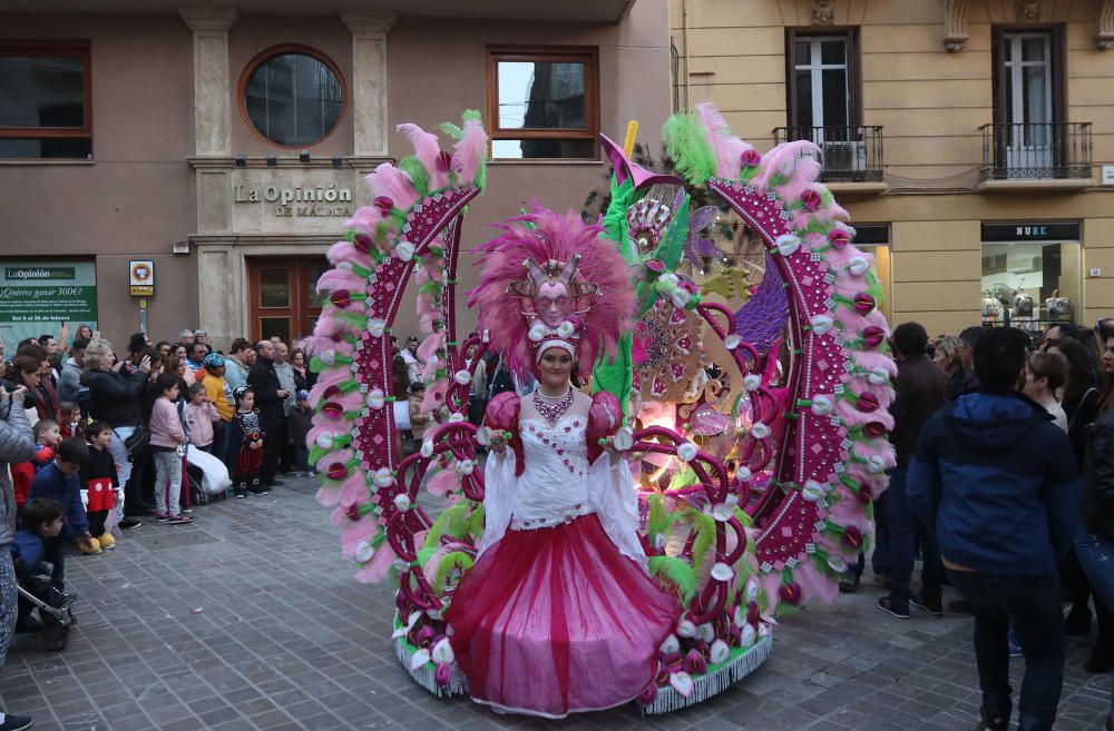 Desfile de dioses y grupos de animación.