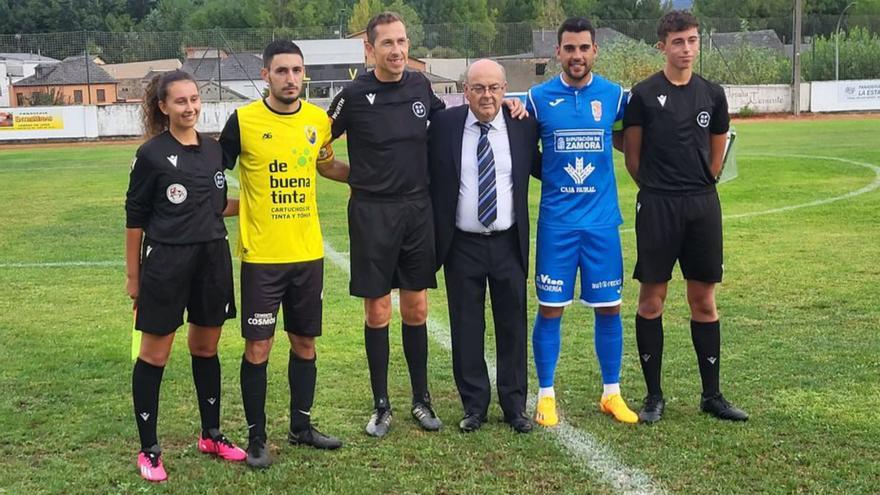 Los capitanes y árbitros con Paco Reguera y José Luis González González, en Toral de los Vados. | Cedida