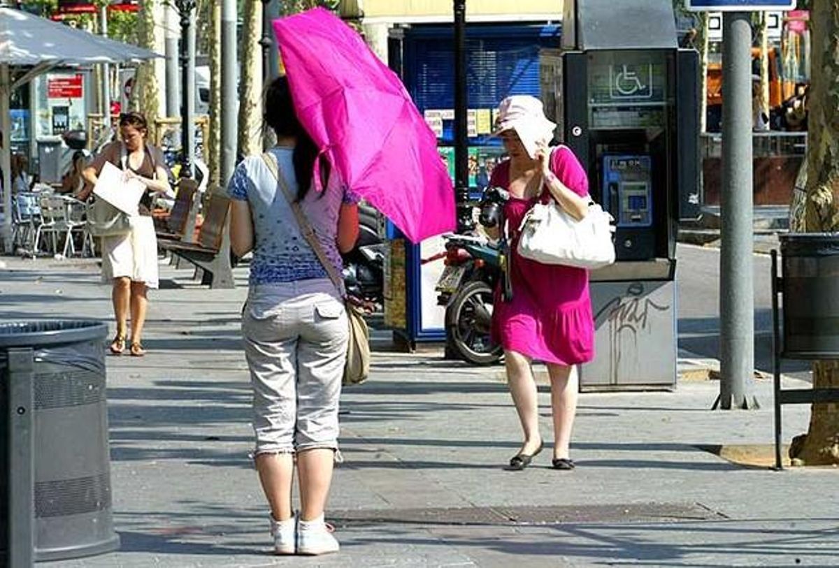 Algunes tardes, els vianants del passeig de Gràcia suporten una sensació tèrmica superior als 35 graus.