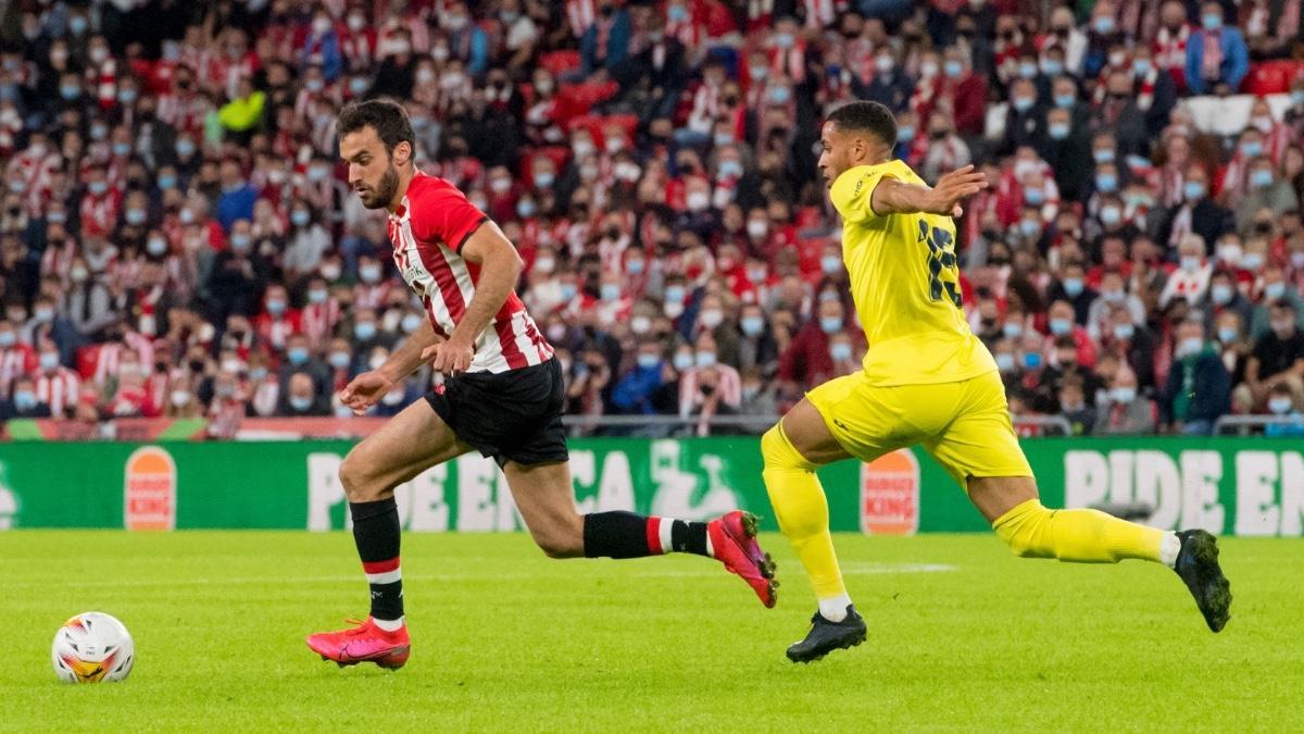 Danjuma persiguiendo a Lekue, en un lance del partido