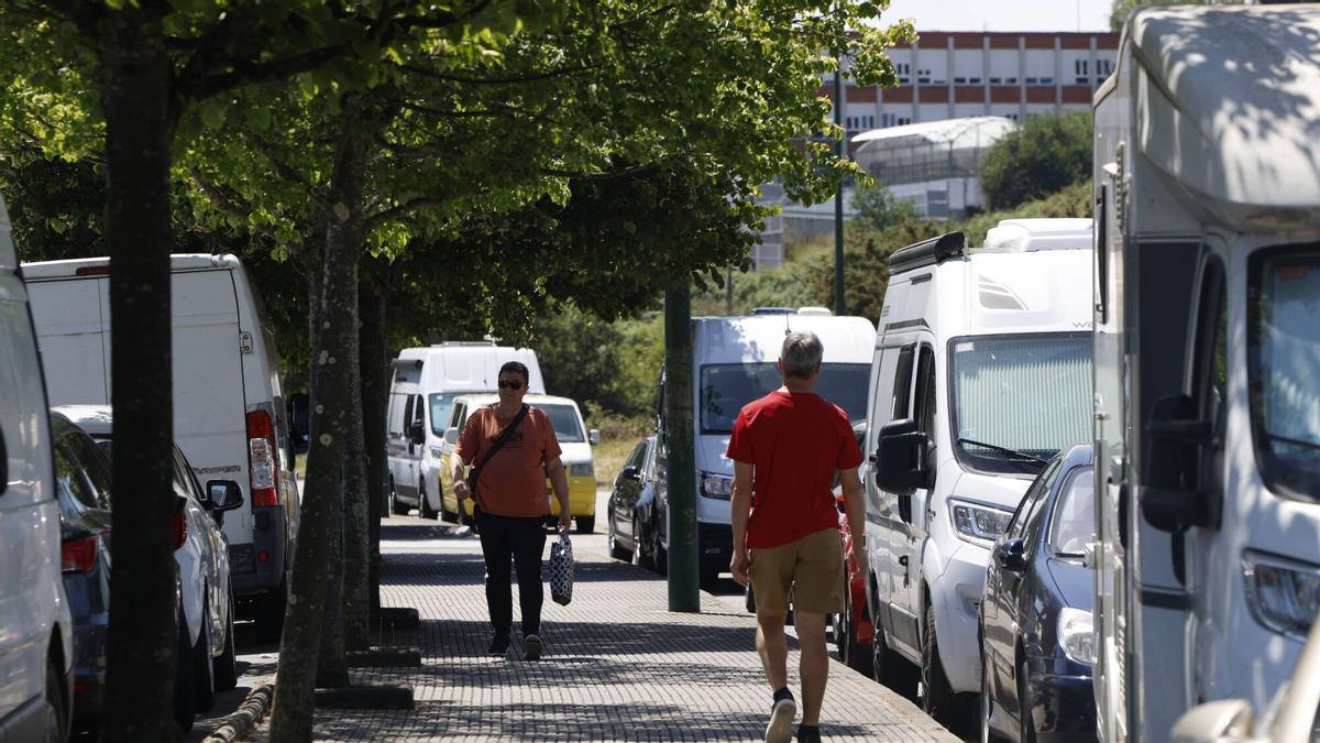 Autocaravanas aparcadas en Fuero de Avilés.
