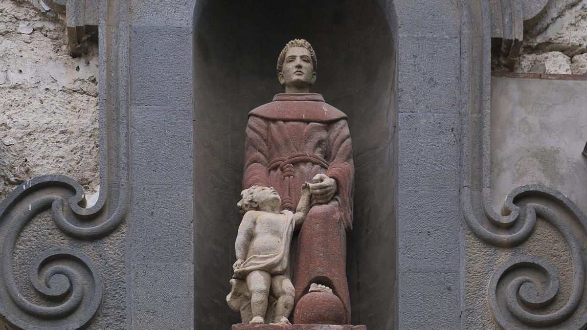 Escultura de San Antonio en la iglesia de San Antonio de Padua.