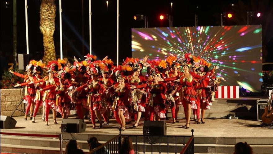 La plaza del Centro Comercial Punta Larga acogió el acto inaugural del Carnaval 2020 en la Villa Mariana.
