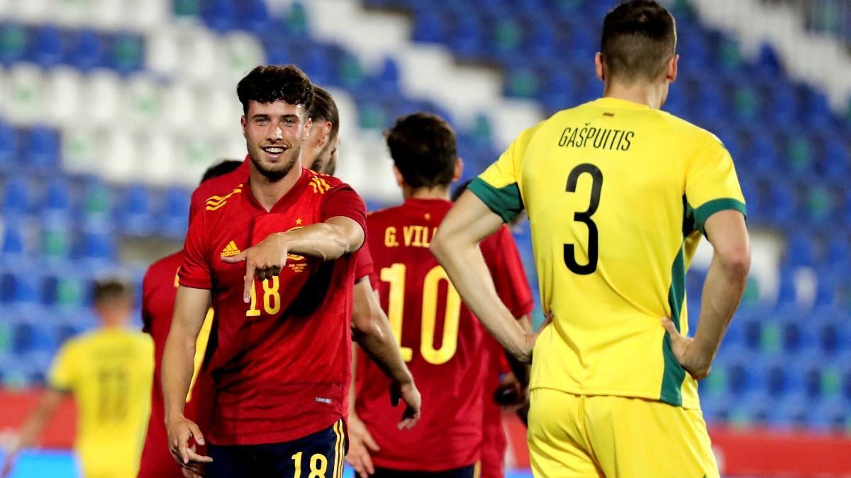 Puado celebra su primer gol con la absoluta