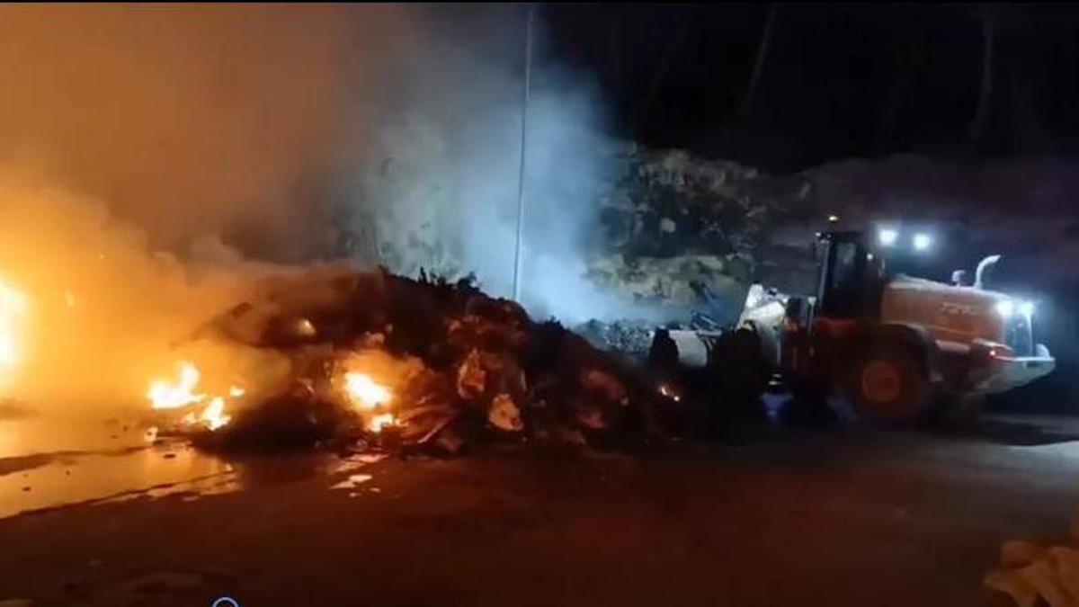 Una excavadora remueve el suelo durante el incendio en la planta de reciclaje de residuos de Porreres.