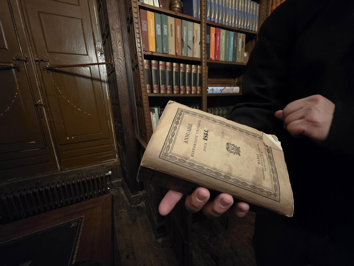 El pazo posee un llamativo fondo bibliográfico.