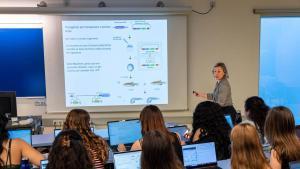 La catedrática e investigadora de la UPF Berta Alsina dando clase de Biología del Desarrollo a estudiantes de Medicina en el Campus del Mar de la Universidad Pompeu Fabra.