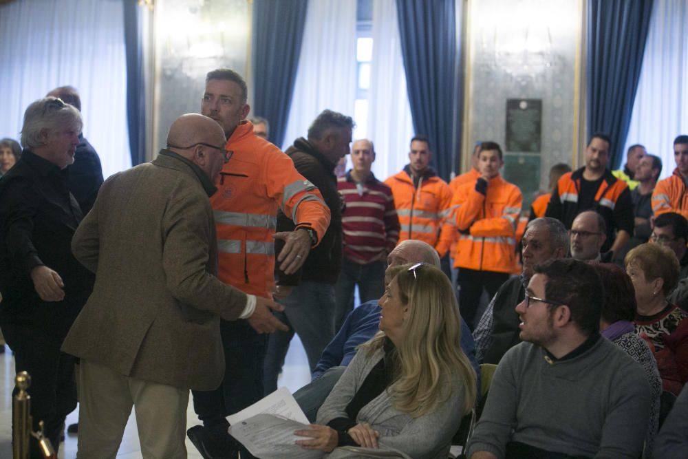 Los trabajadores del Puerto de Alicante interrumpen el pleno