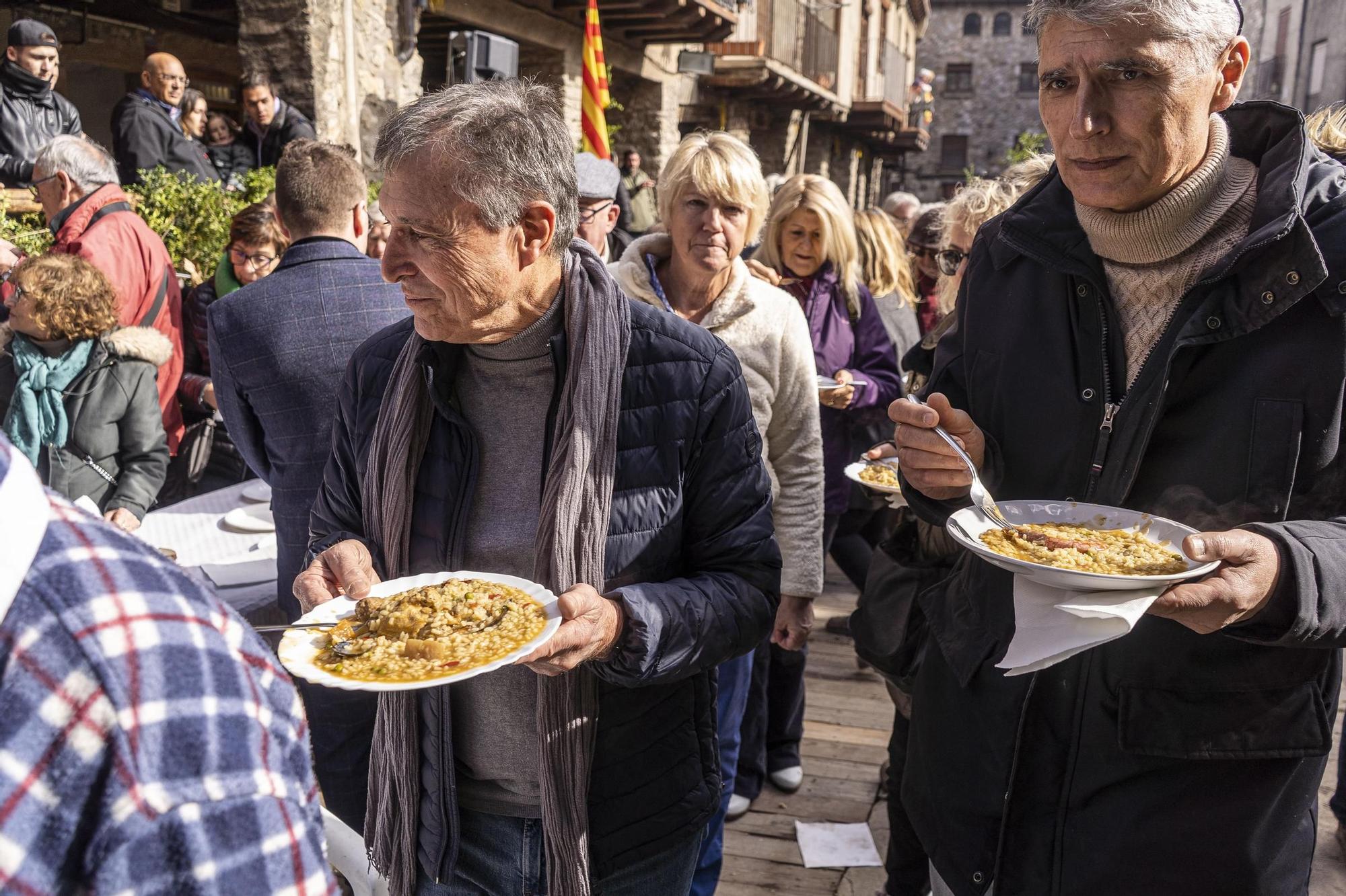 Bagà cuina el seu popular arròs per 2.500 persones