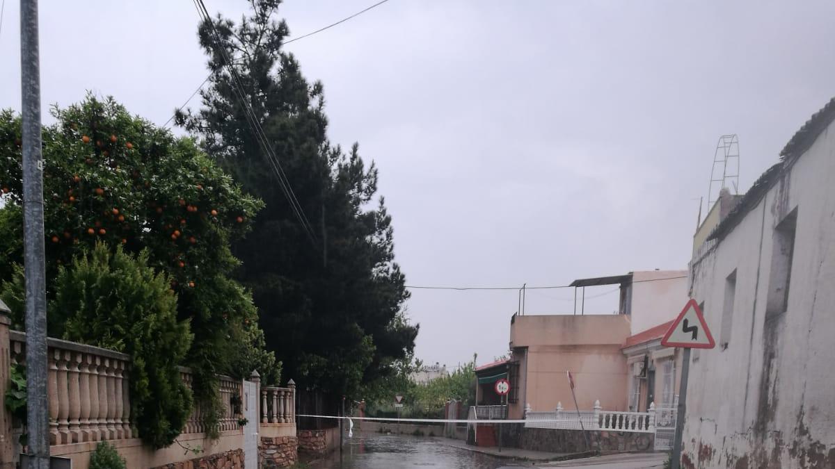 Tráfico cortado  en el Camino Hondo, desde la Ctra. Alcantarilla al Cruce de Pedriñanes.