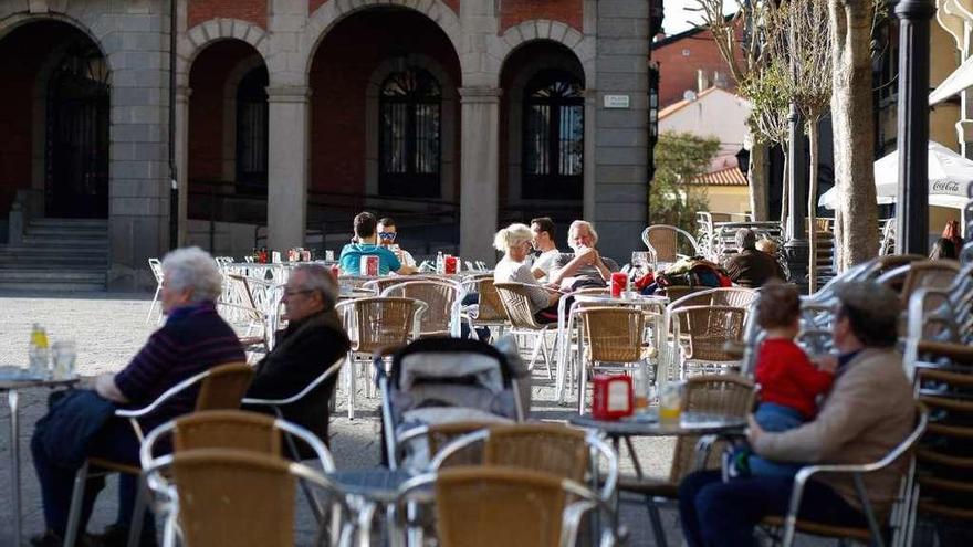 Varios clientes en una terraza, ayer.