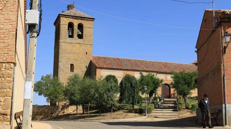 Exterior de la iglesia de San Pedro de Villalobos.