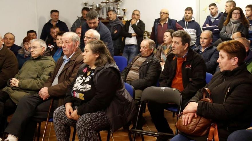 Asistentes a una de las reuniones para plantear alegaciones a la central de bombeo briones / A. Hernández