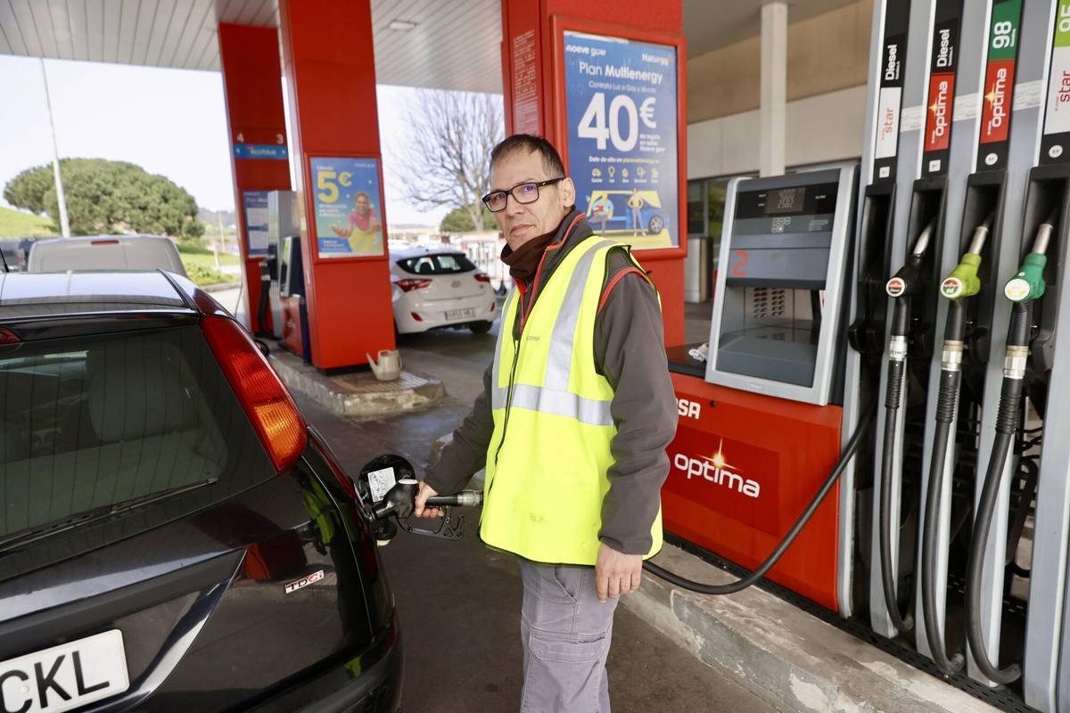 El operario Salvador Samaniego, trabajando en la gasolinera de Jove, en Gijón.