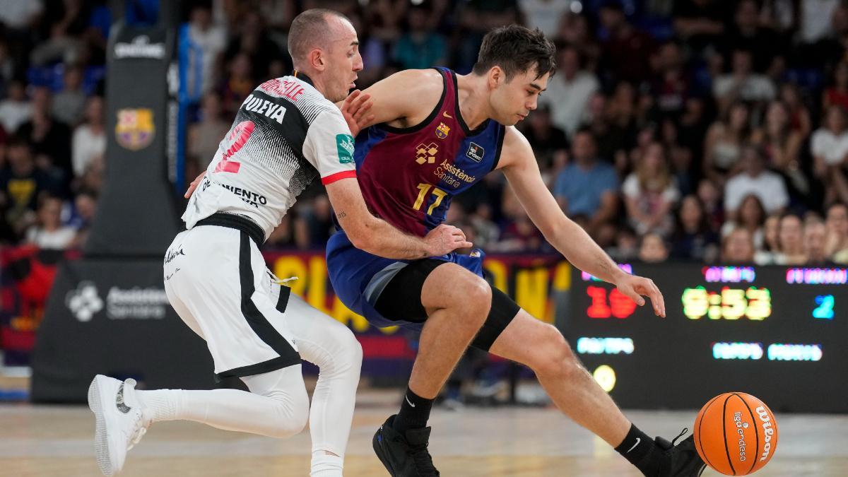 Rouselle (d) y Núñez (i), durante el partido correspondiente a la fase regular de la Liga Endesa entre el Barça Basket y el Covirán Granada, este domingo.