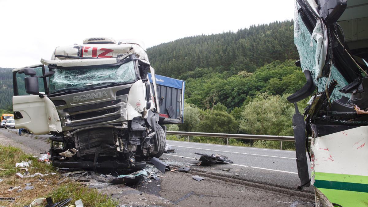 Un muerto y cuatro heridos en accidente de tráfico en Luiaondo (Álava)