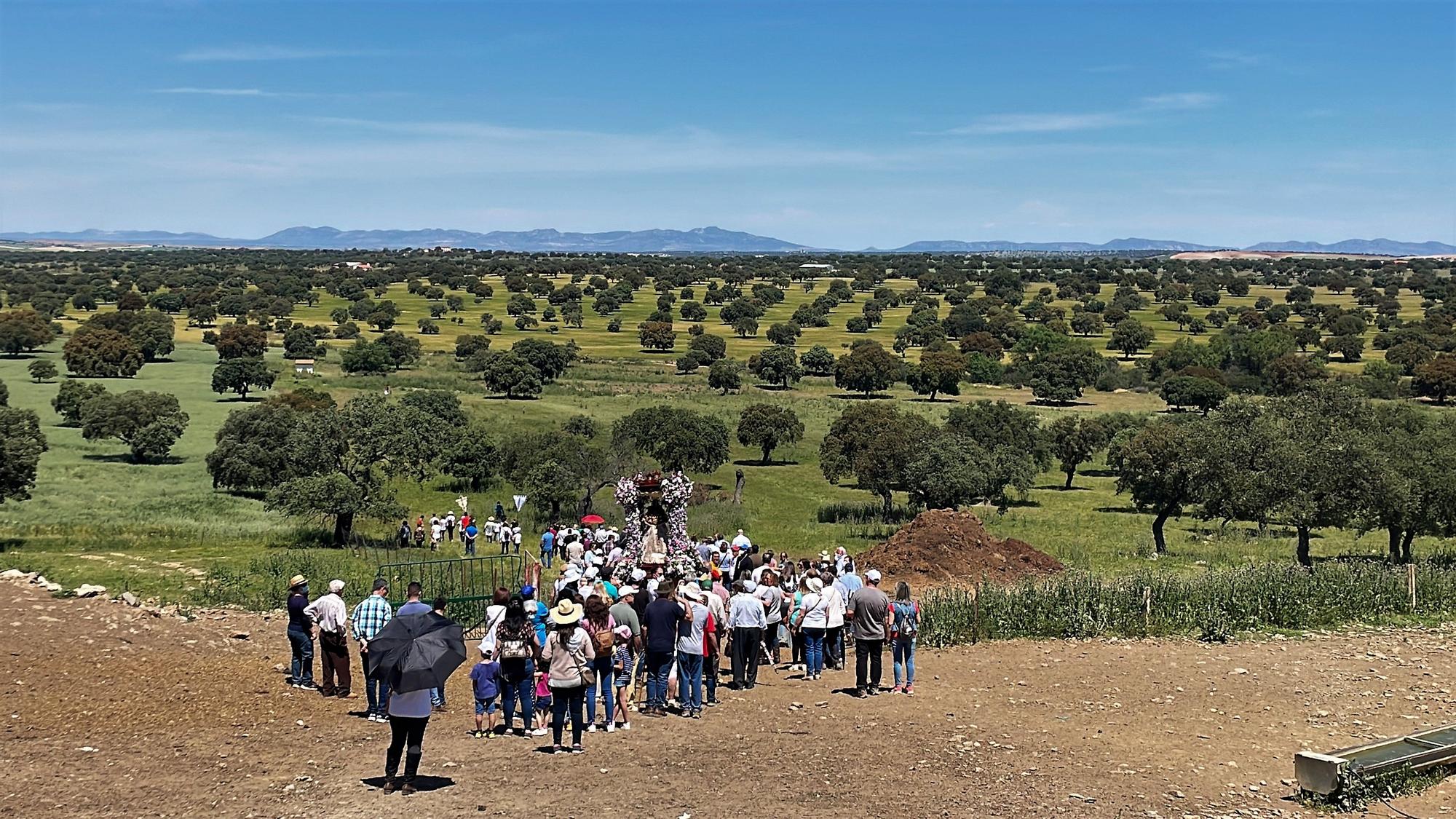 La Virgen de la Antigua regresa a Hinojosa del Duque rodeada de romeros