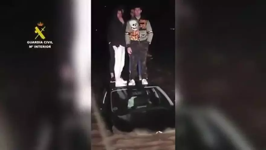Vídeo | La Guardia Civil rescata a cuatro personas en el río Genil