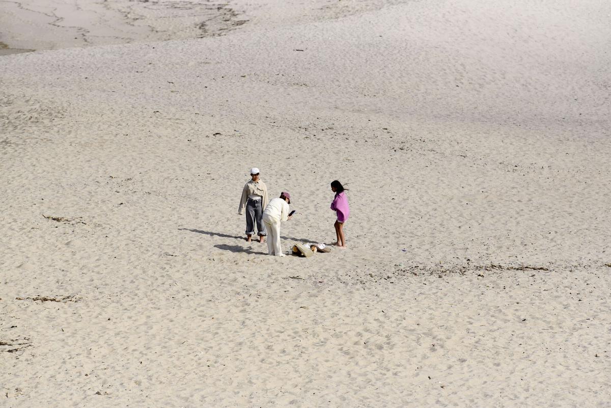 Los coruñeses disfrutan de un 'miniverano' fuera de temporada. Los coruñeses disfrutan de un 'miniverano' fuera de temporada.