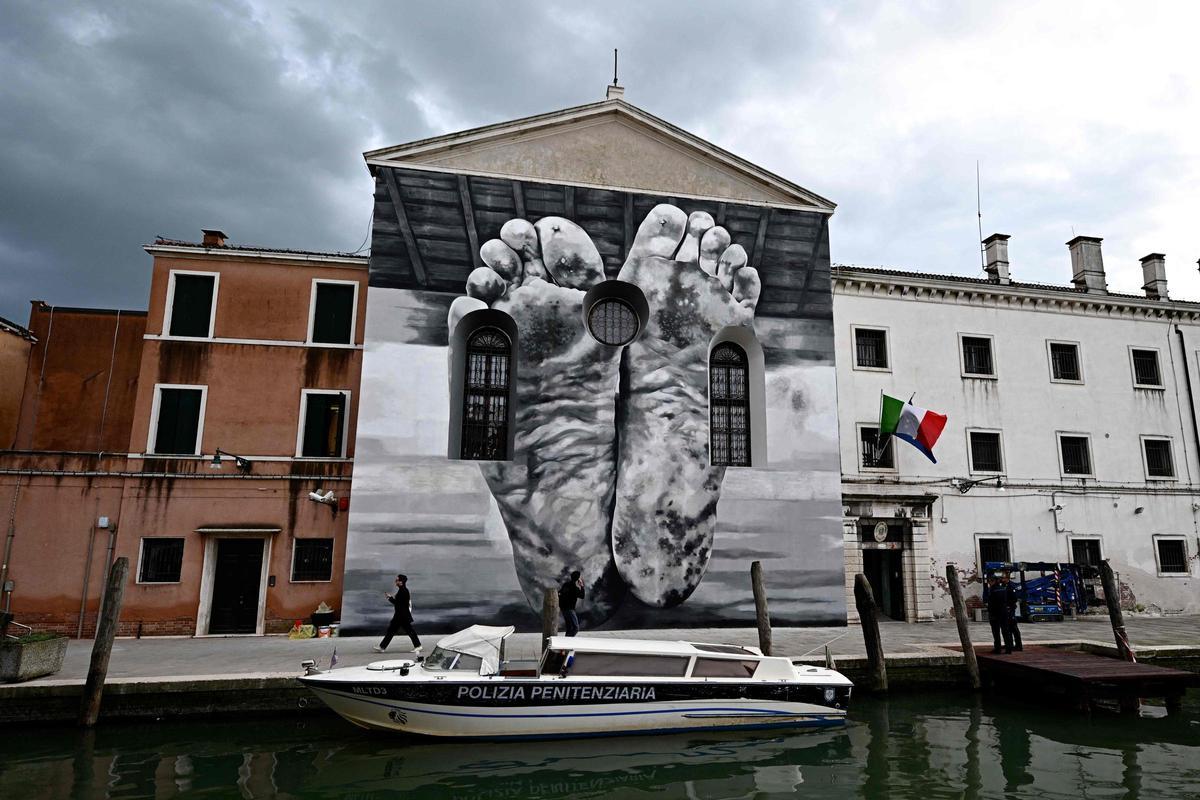 Fuera de la prisión de mujeres de Giudecca, que alberga el pabellón de la Santa Sede durante la inauguración previa de la exposición de arte de la 60ª Bienal de Venecia