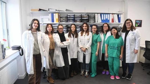 De izda. a dcha., Eva Martinez, Eva García, Rosario García Campelo, Mar Fernández, Vanessa Suárez, Sabela Varela, Isabel Santamarina, Vanesa Álvarez y Belén López, en la nueva Unidad de ensayos clínicos de fase 1 de Oncología del Chuac.  | // CARLOS PARDELLAS
